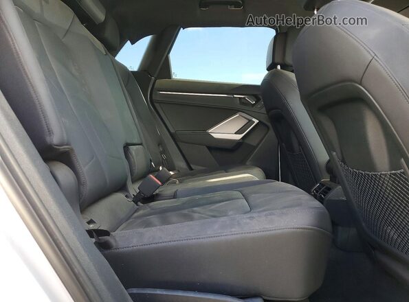 WA1EECF36N1138521 2022 AUDI Q3 White Widok wnętrza z tyłu