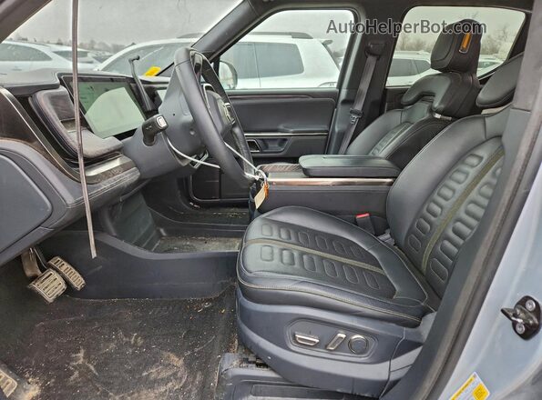 7FCTGAAA1NN008120 2022 RIVIAN R1T Silver Vista interior delantera