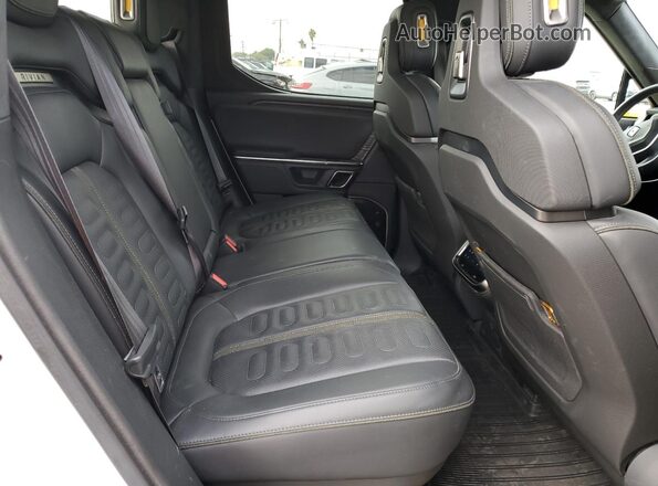 7FCTGAAA5PN021777 2023 RIVIAN R1T White უკანა სავარძლების ხედი