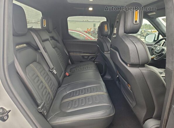 7FCTGAAA7PN001000 2023 RIVIAN R1T White Widok tylnych siedzeń