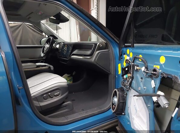 7FCTGAAA9NN014487 2022 RIVIAN R1T Blue Vista interior delantera
