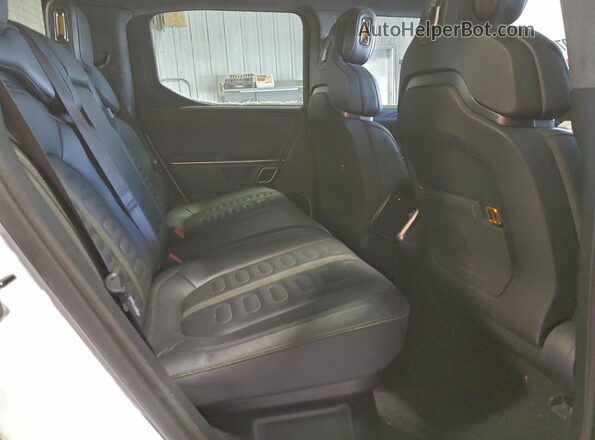 7FCTGAAL0NN002830 2022 RIVIAN R1T White უკანა სავარძლების ხედი