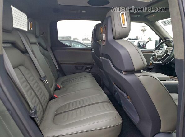 7FCTGAAL1NN004425 2022 RIVIAN R1T Green უკანა სალონის ხედი