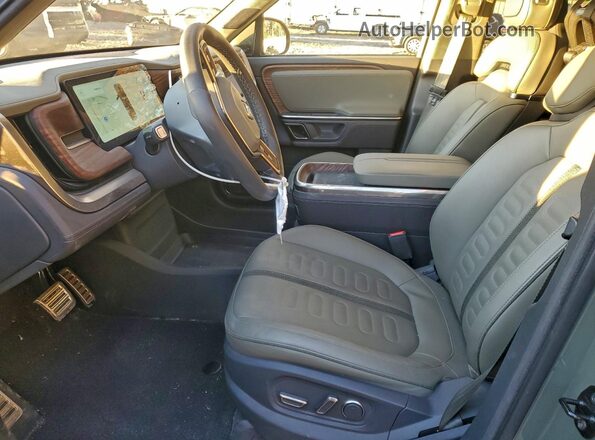 7FCTGAAL1PN024354 2023 RIVIAN R1T Green Widok wnętrza z przodu