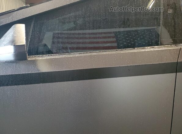 7G2CEHED1RA053937 2024 TESLA CYBERTRUCK Silver წინა სალონის ხედი