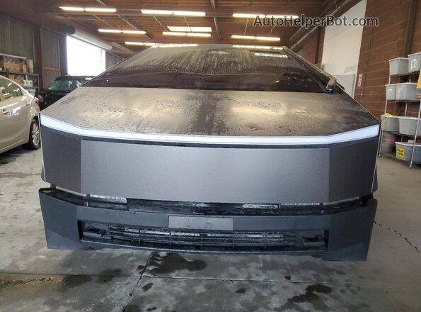 7G2CEHED1RA053937 2024 TESLA CYBERTRUCK Silver წინა ხედი
