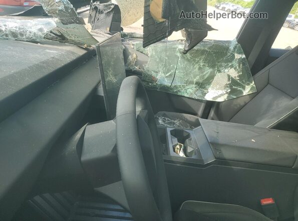 7G2CEHED2RA043031 2024 TESLA CYBERTRUCK Silver Vista del cuadro de instrumentos