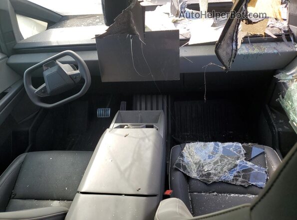 7G2CEHED2RA043031 2024 TESLA CYBERTRUCK Silver Vista del salpicadero
