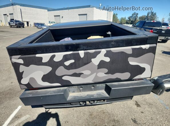 7G2CEHED3RA019188 2024 TESLA CYBERTRUCK Silver Вид ззаду