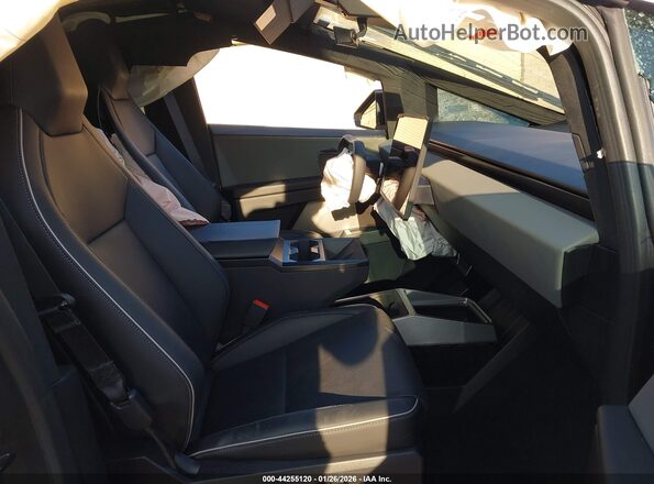 7G2CEHED3SA067943 2025 TESLA CYBERTRUCK White Widok wnętrza z przodu