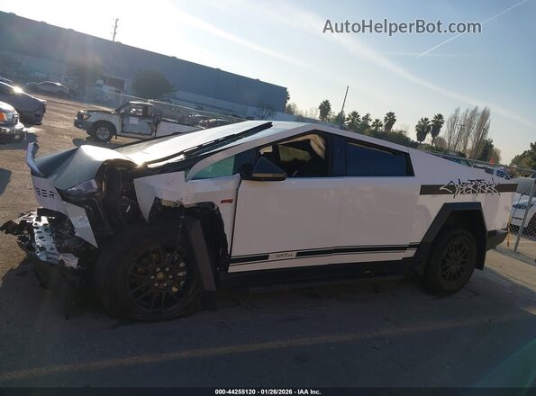 7G2CEHED3SA067943 2025 TESLA CYBERTRUCK White Widok wnętrza z tyłu