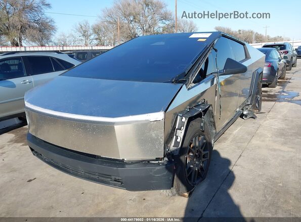 7G2CEHED5RA048417 2024 TESLA CYBERTRUCK Silver წინა მარცხენა ხედი სამი მეოთხედიდან