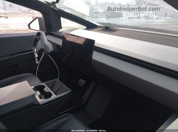 7G2CEHED6RA053058 2024 TESLA CYBERTRUCK Silver Вид салону спереду