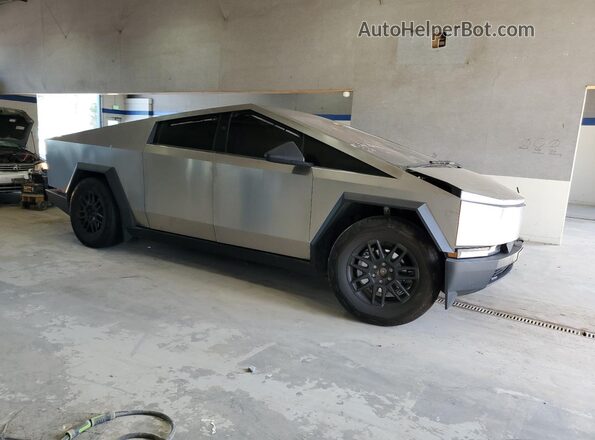 7G2CEHED6SA071954 2025 TESLA CYBERTRUCK Silver Przód prawy