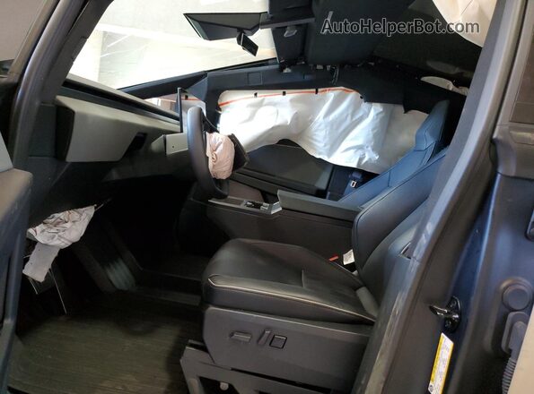 7G2CEHED6SA071954 2025 TESLA CYBERTRUCK Silver Widok wnętrza z przodu