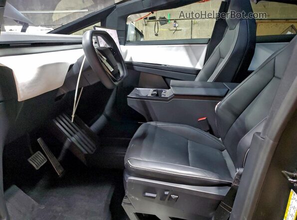 7G2CEHEDXRA003232 2024 TESLA CYBERTRUCK Серебряный Вид салона спереди