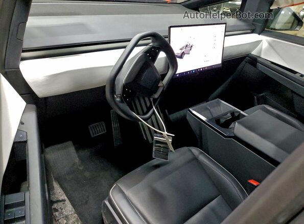 7G2CEHEDXRA003232 2024 TESLA CYBERTRUCK Серебряный Вид панели приборов