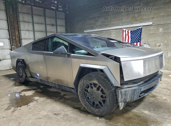 7G2CEHEDXRA003232 2024 TESLA CYBERTRUCK Серебряный Передняя правая четверть