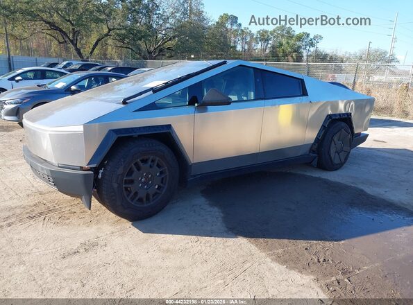 7G2CEHEDXRA035498 2024 TESLA CYBERTRUCK Серебряный Передняя левая четверть