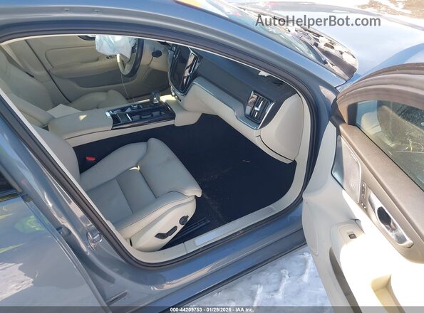 7JRH60FM6RG303169 2024 VOLVO S60 RECHARGE PLUG-IN HYBRID Blue Widok wnętrza z przodu