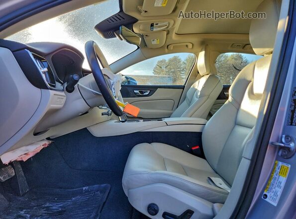 7JRH60FW7PG249072 2023 VOLVO S60 Silver Вид салону спереду