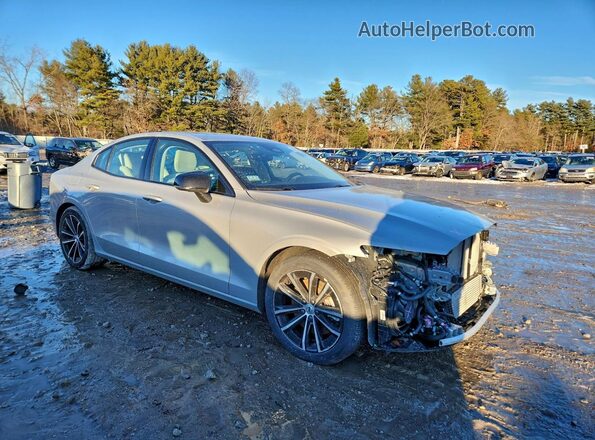 7JRH60FW7PG249072 2023 VOLVO S60 Silver Передня права чверть