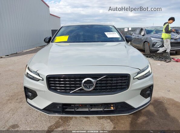 7JRL12FZXNG157854 2022 VOLVO S60 Silver Вид задньої частини салону