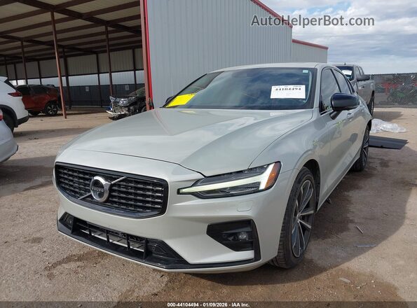 7JRL12FZXNG157854 2022 VOLVO S60 Silver Передня ліва чверть