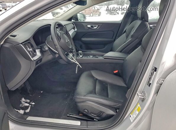7JRL12TK0RG296307 2024 VOLVO S60 Silver Widok wnętrza z przodu