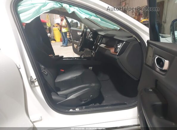 7JRL12TL9RG282690 2024 VOLVO S60 White Widok wnętrza z przodu