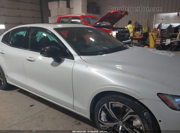 7JRL12TL9RG282690 2024 VOLVO S60 White Widok wnętrza z tyłu