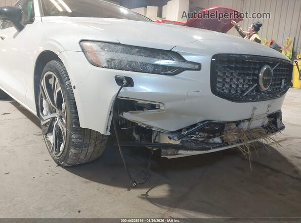 7JRL12TL9RG282690 2024 VOLVO S60 White Widok z przodu