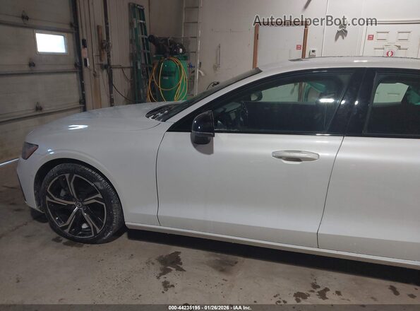 7JRL12TL9RG282690 2024 VOLVO S60 White Widok wnętrza 360 stopni