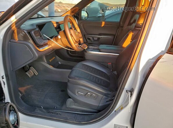 7PDSGABL7NN001733 2022 RIVIAN R1S White წინა სალონის ხედი