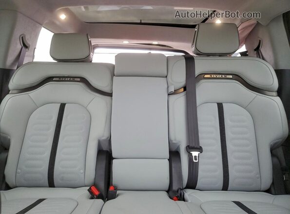 7PDSGBBA4RN042881 2024 RIVIAN R1S Green Вид задніх сидінь