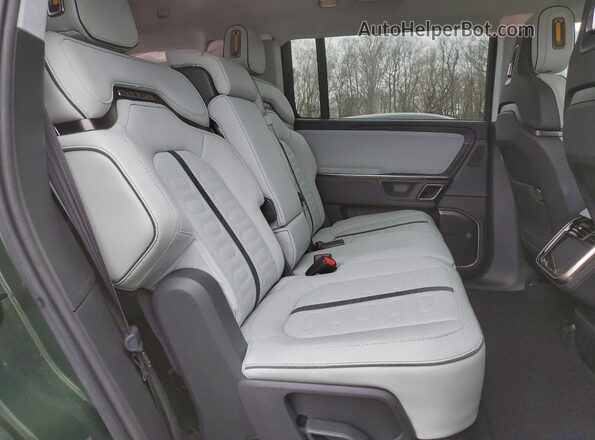 7PDSGBBA4RN042881 2024 RIVIAN R1S Green Вид задньої частини салону