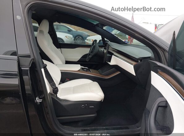 7SAXCBE5XPF375897 2023 TESLA MODEL X Черный Вид салона спереди