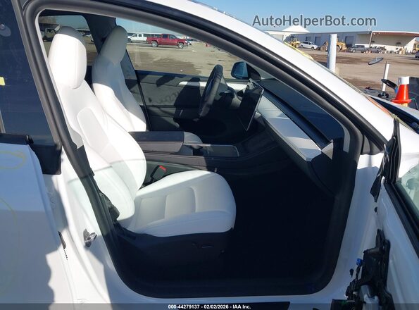 7SAYGDED1RA333873 2024 TESLA MODEL Y Белый Вид салона спереди
