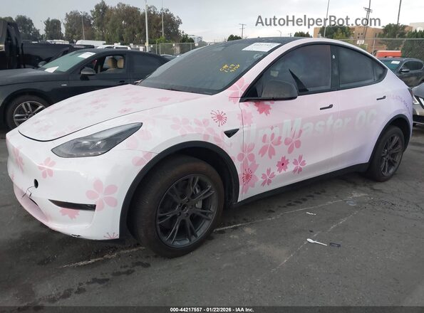 7SAYGDED5SF249158 2025 TESLA MODEL Y Pink Առջևի ձախ երեք քառորդ տեսարան