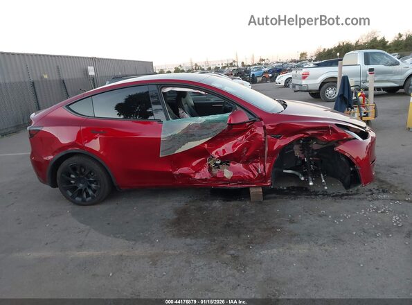 7SAYGDED6RF129542 2024 TESLA MODEL Y Burgundy Սալոնի հետևի տեսք