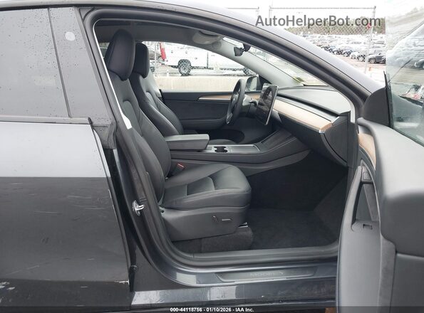 7SAYGDED8SA375060 2025 TESLA MODEL Y Black Вид салону спереду