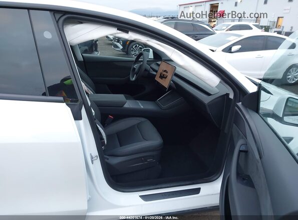 7SAYGDEE1TF440506 2026 TESLA MODEL Y White Front interior view