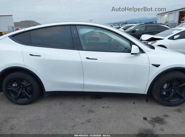 7SAYGDEE1TF440506 2026 TESLA MODEL Y White Rear interior view