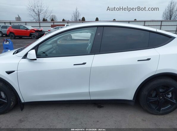 7SAYGDEE1TF440506 2026 TESLA MODEL Y White 360 interior view