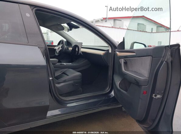 7SAYGDEE3RF064576 2024 TESLA MODEL Y Gray Вид салону спереду