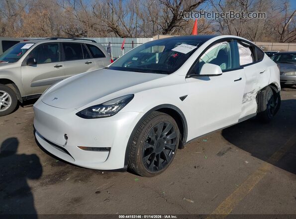 7SAYGDEE4NF385049 2022 TESLA MODEL Y White წინა მარცხენა ხედი სამი მეოთხედიდან
