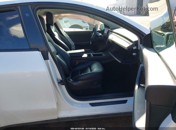 7SAYGDEE4NF385049 2022 TESLA MODEL Y White წინა სალონის ხედი