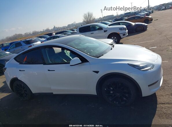 7SAYGDEE4NF385049 2022 TESLA MODEL Y White უკანა სალონის ხედი