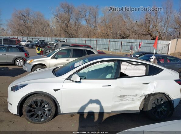 7SAYGDEE4NF385049 2022 TESLA MODEL Y White სალონის 360-გრადუსიანი ხედი