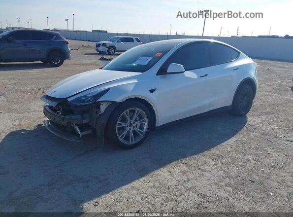 7SAYGDEE4RA290686 2024 TESLA MODEL Y White Առջևի ձախ երեք քառորդ տեսարան